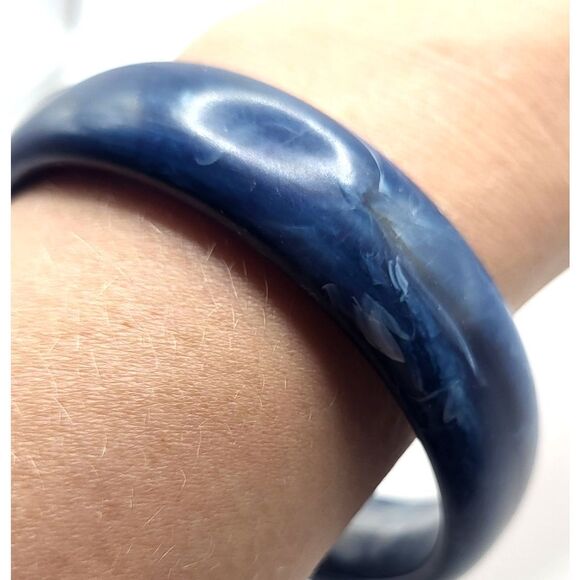 Beautiful Navy Blue Marbled Acrylic Bangle Bracelet 8in - Picture 2 of 4